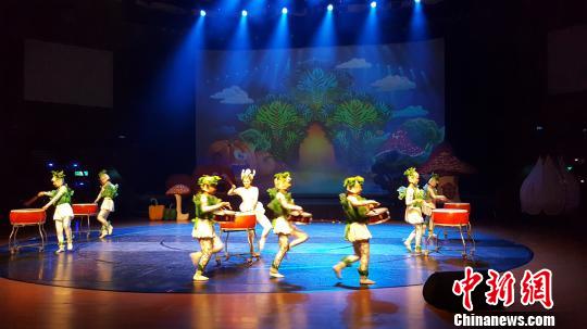 河北杂技音乐儿童剧《蔬菜总动员》在台湾佛光山佛陀纪念馆演出。　李春雷 摄