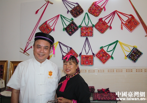 苗繡能手陳秀蘭的作品曾多次被選為伴手禮送給臺灣朋友，圖為韓濟國與陳秀蘭合影留念