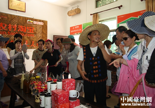 鄉親們在苗寨選購禮品