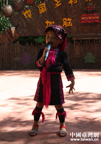 苗族小女孩鄧芝褀稚嫩而嘹亮的嗓音折服全場觀眾