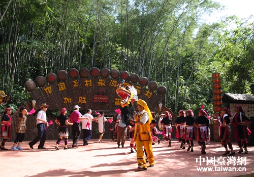 苗族鄉親熱情邀請在台同胞走上舞台,共跳舞龍舞