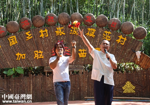 兩岸同唱閩南語歌曲《愛拼才會贏》,海南臺灣一家親,烘托出熱烈的氣氛