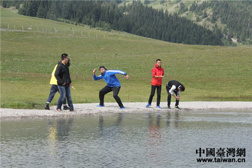 在湖畔,两岸的男生玩"打水漂"游戏.