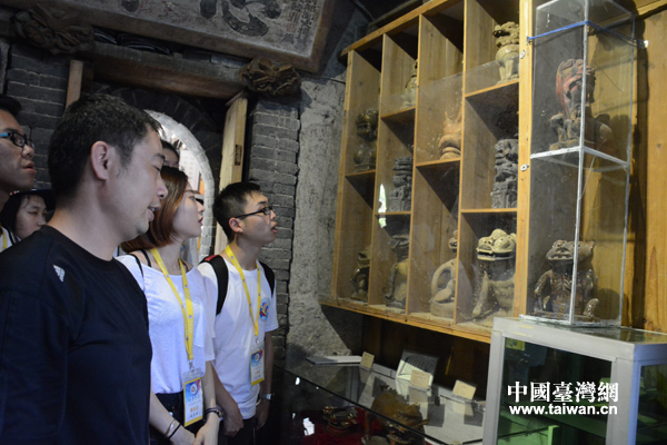 两岸青年在屏南县耕读文化博物馆参观