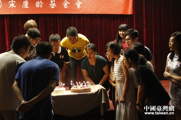 為活動期間過生日的同學送上生日祝福。