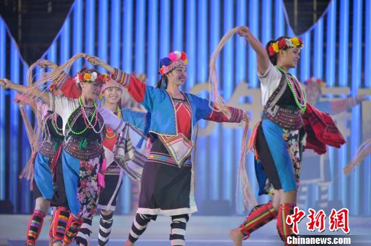 8月8日晚，来自台湾新世纪文化艺术团和海南保亭槟榔谷民俗歌舞团的演员，在海南保亭联袂演出舞蹈《盾牌·织布舞》。　骆云飞 摄