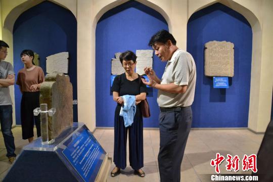 8月29日，台湾历史博物馆馆长王长华一行来到泉州海外交通史博物馆，了解泉州宗教石刻的故事。　廖静 摄