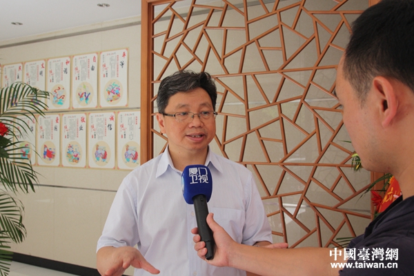 全国台联副会长杨毅周接受媒体采访。
