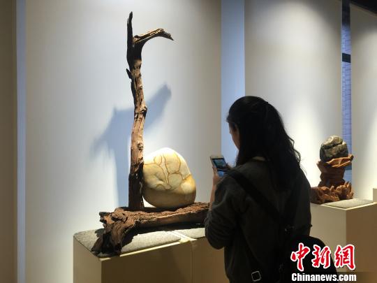 两岸艺术家“潮湧东方”作品展昆明启幕