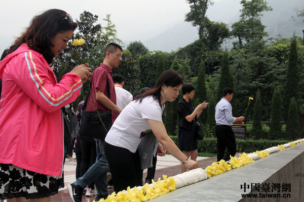 第五届两岸婚姻家庭论坛的与会嘉宾和代表敬献黄色菊花。