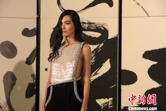 台北时尚艺术跨界展书法家携手服装设计师冲击视觉