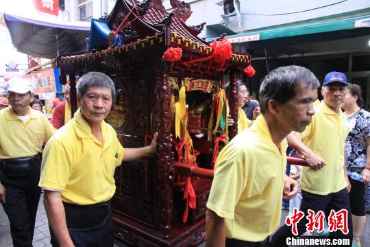 街头偶遇进香者 徐德金 摄