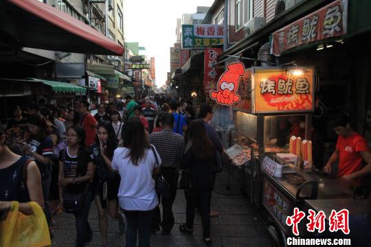 商业街市游人如织 徐德金 摄