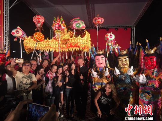 10月26日，约3000名全台各地民俗技艺团体在台北集会，纪念台湾光复71周年。　徐德金 摄
