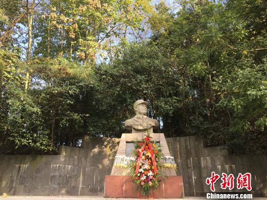 图为位于贵州省贵阳市花溪公园内的戴安澜将军衣冠冢。　杨茜 摄