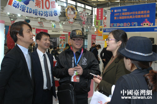 陈治华会长（左一）在向前来洽谈者介绍这次台湾动漫展的特点