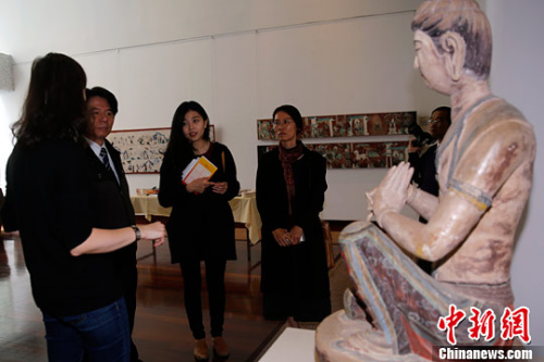 图为观众观展。<a target='_blank' href='http://www.chinanews.com/'><p  align=