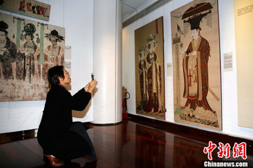 图为观众拍摄展品。<a target='_blank' href='http://www.chinanews.com/'><p  align=