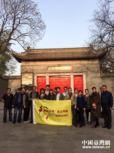 两岸新媒体参访团走进西安碑林博物馆。（中国台湾网刘莹摄）