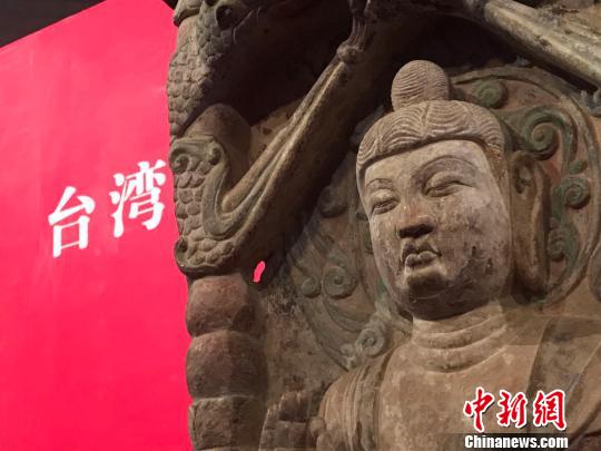 邓峪石塔位于山西省榆社县邓峪村，是中国古代石刻艺术精品。1996和1998年，塔刹和塔身先后被盗。　胡健 摄
