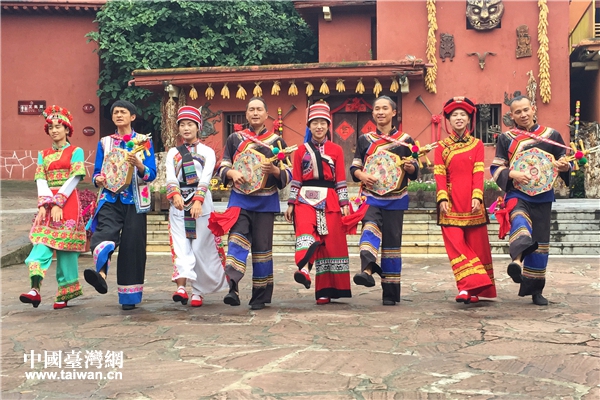 云南民族村内少数民族表演舞蹈