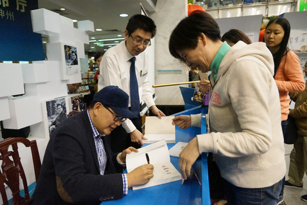 《人生AB面》上海书城的新书首发式，曹可凡签售现场。