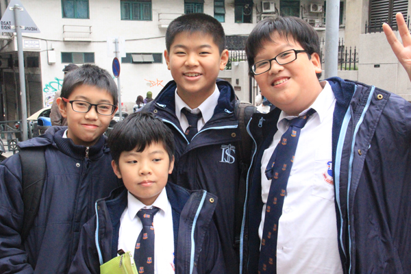 张谆谦(左二)和他的同学们。