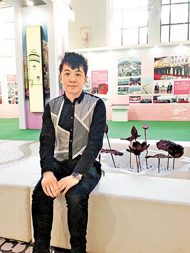 刘宇翔在北京《澳门回归15周年成就展》上当志愿者。