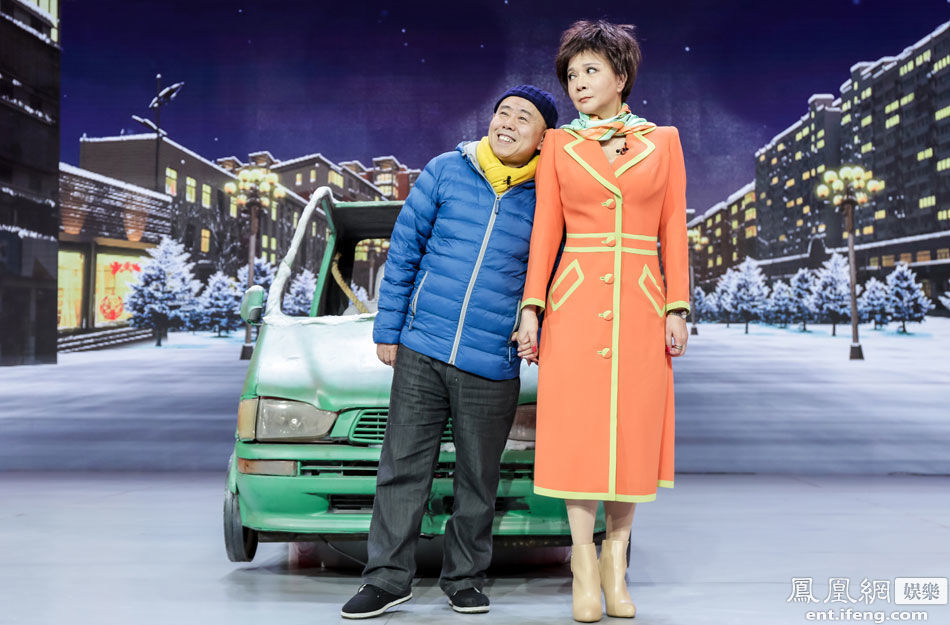 “毒舌女王”蔡明与潘长江搭档表演小品《车站奇遇》。