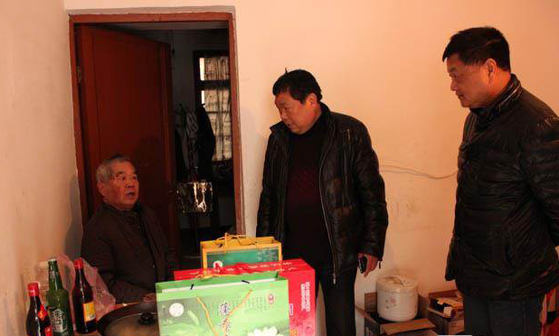 离家20年的陈政权老先生被热心台办协助返乡过年