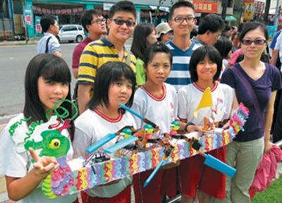 据台湾《联合报》报道，台湾屏东县政府教育处积极推广机器人教育，8日举行发表会，30多艘机器人小型龙舟