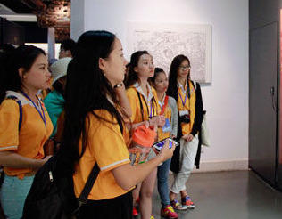 台湾大学生参观广东省博物馆