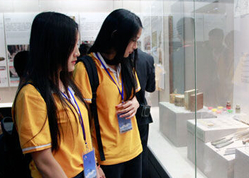 两岸艺术专业的大学生参观广东省博物馆