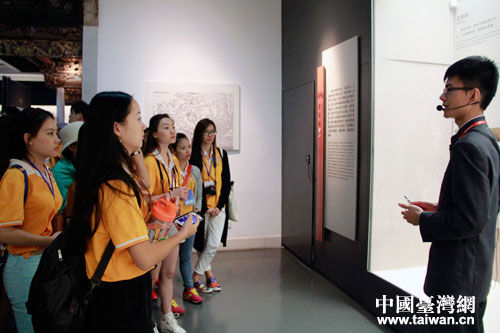 24日上午，82位两岸艺术专业的大学生参观了广东省博物馆。中国台湾网