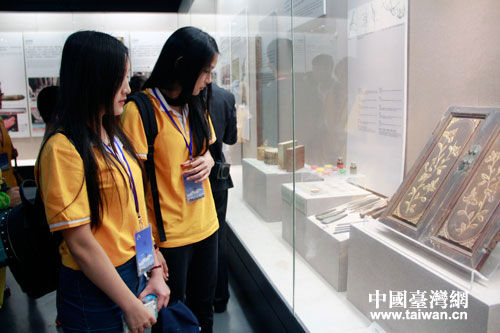 24日上午，两岸艺术专业的大学生参观了广东省博物馆。（中国台湾网