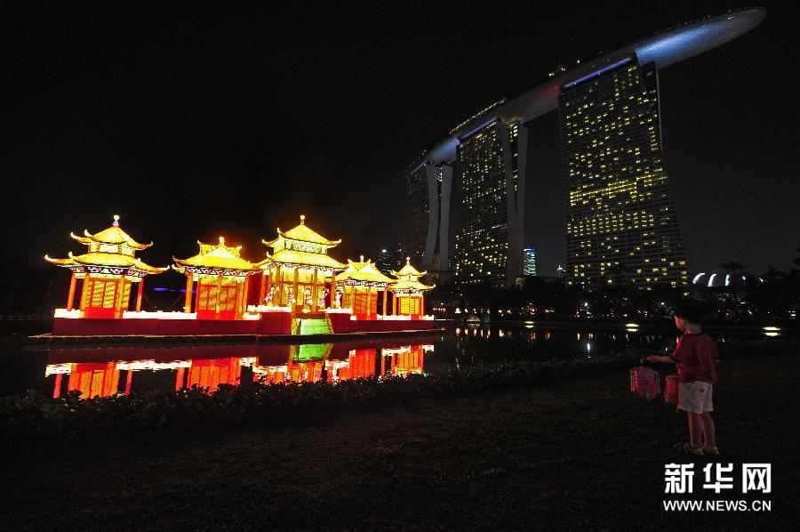 （国际）（1）新加坡滨海湾花园举行中秋节灯会亮灯仪式