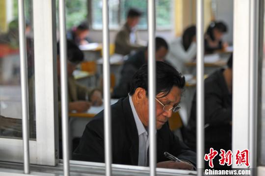 广西开展2013年度壮语文水平考试76岁老人报考
