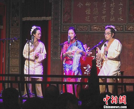 南京博物院春节上演民俗戏“白局”方言惹人喜