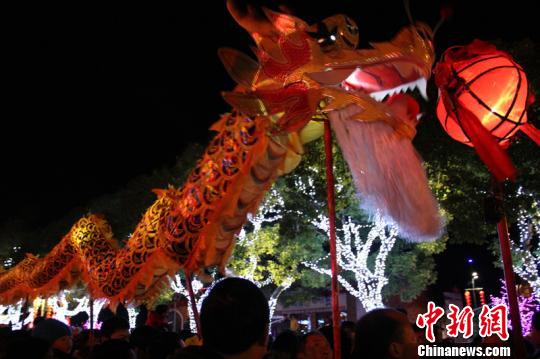 浙江石浦渔港古城“十四夜”闹元宵鱼灯游街百姓吃糊粒