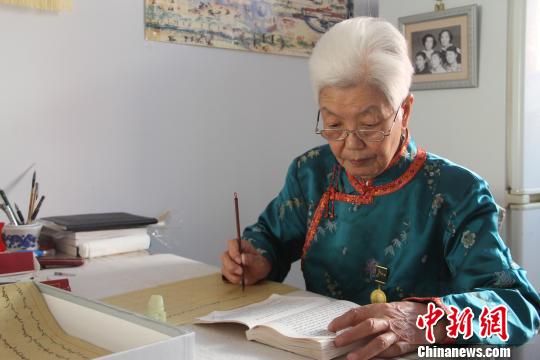 蒙古族老太太耄耋之年毛笔书写《蒙古秘史》