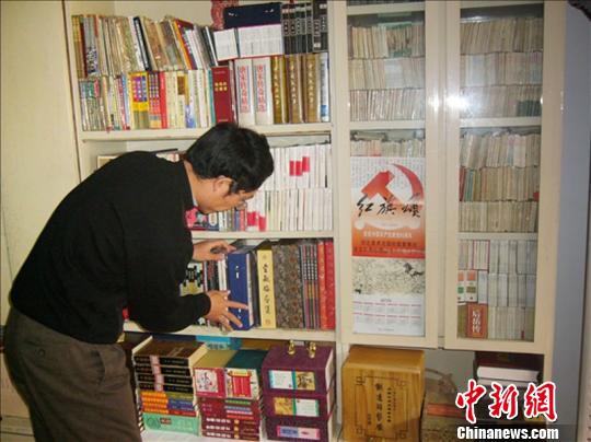 襄阳43岁男子20年收藏5000册中国“小人书”（图）