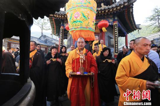 山西五台山举行千僧斋法会庆祝佛主圣诞（图）