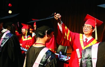 女大学生毕业写英文歌赠母校