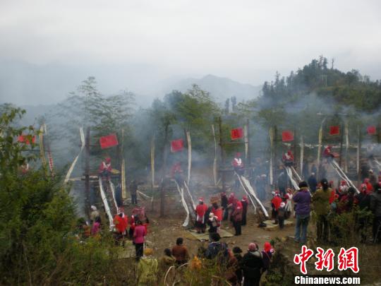 韶关瑶饰传承人古稀之年孜孜不倦传承古老文化（图）