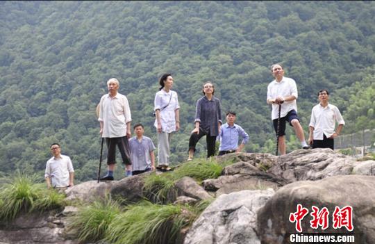 《邓小平在黄山》热拍卢奇演绎“拄拐杖”版邓小平