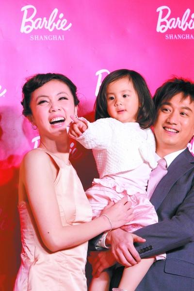 黄磊夫妇与大女儿多多