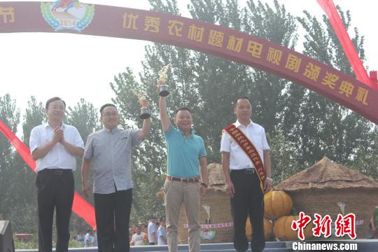 第六届新农村电视艺术节颁奖会场设在田间地头（图）