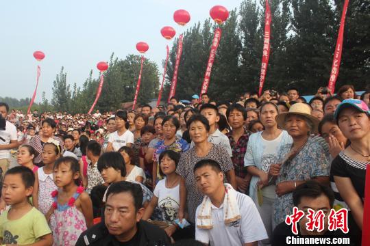 第六届新农村电视艺术节颁奖 会场设在田间地头