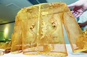 中国民间十大国宝展展出 明代龙纹金衣亮相