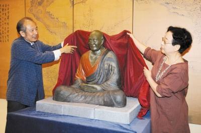 辛亥革命先辈后人"复制"鉴真雕塑 原件藏于日本